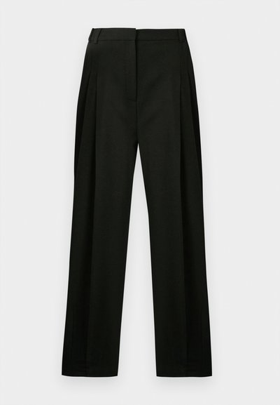 Zwarte wijde broek met een textuurstof, met voorplooien en een schone, op maat gemaakte tailleband. Geen zichtbare zakken of versieringen.