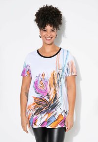 Camiseta de manga corta blanca con vibrantes patrones florales y abstractos en rosa, naranja y azul, con un cuello redondo negro.