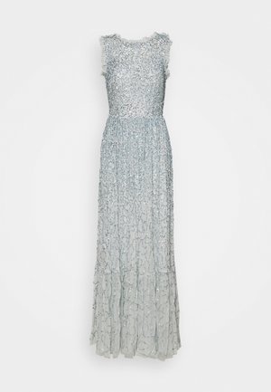 Srebrna wieczorowa sukienka bez rękawów sięgająca podłogi, ozdobiona misternymi wzorami z cekinów i subtelnym marszczonym wykończeniem na ramionach.