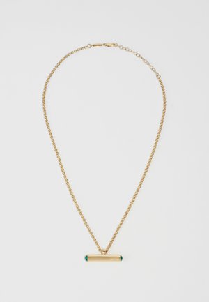 Collar de cadena de oro con un colgante cilíndrico, que presenta acentos de turquesa en ambos extremos. Textura suave con un diseño delicado.