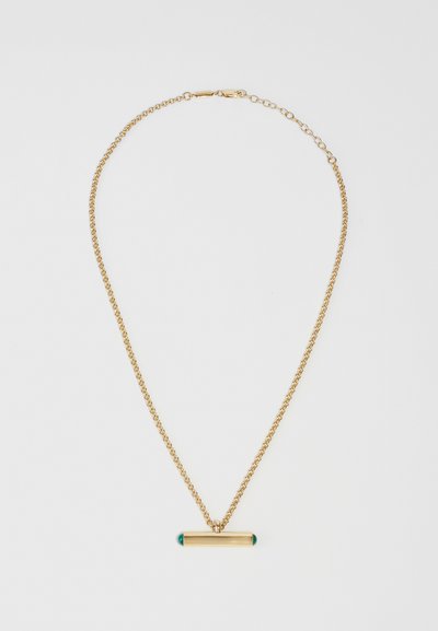 Collier en chaîne dorée avec un pendentif cylindrique, comportant des accents en turquoise aux deux extrémités. Texture lisse avec un design délicat.