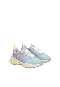 Sneakers leggere in blu pastello e viola, con pannelli in rete, accenti verde neon, lacci bianchi e una suola spessa.