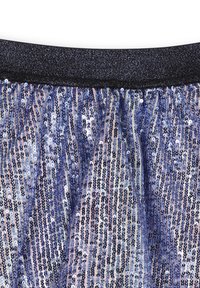 Gonna di paillettes con una fascia elastica nera, caratterizzata da un motivo di paillettes blu e argento verticali su un tessuto testurizzato.