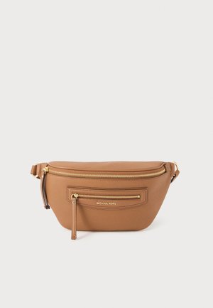 Brązowa skórzana nerka Michael Kors z złotymi zamkami i regulowanym paskiem na białym tle.