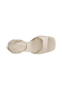 Sandal cu toc pătrat din piele bej, cu curea reglabilă la gleznă și finisaj neted. Design minimalist, fără modele sau elemente metalice vizibile.