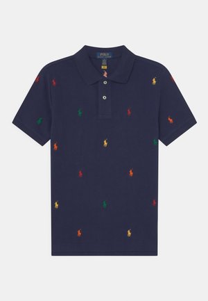 Polo bleu marine avec logos de cavaliers brodés multicolores dispersés sur le tissu et col à patte à deux boutons.