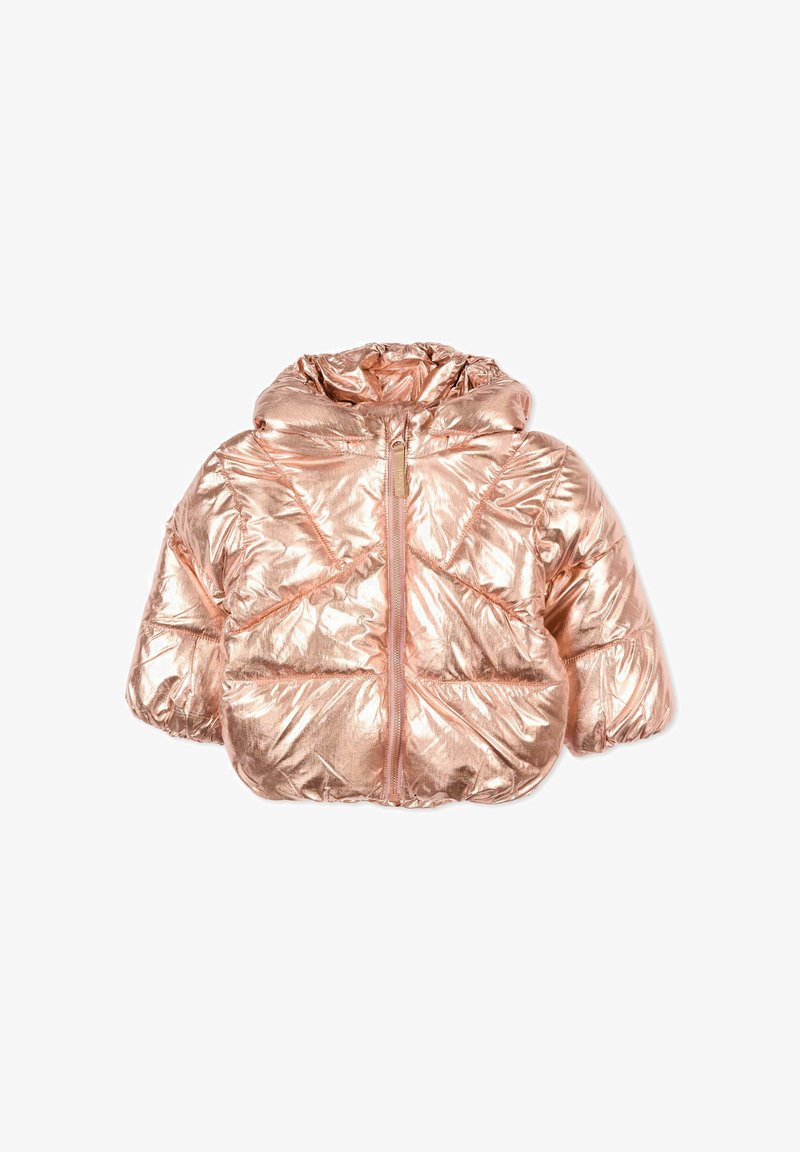 Metalowa różowo-złota kurtka puchowa z zamkiem z przodu, kapturem i marszczonymi rękawami. Charakteryzuje się pikowaną teksturą o pluszowym, błyszczącym wykończeniu.