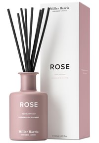 Rosa keramische Raumduftdiffusor mit schmalem Hals, sieben schwarzen Riedeln und weißer Verpackung, die "ROSE" in fettem Text zeigt. 150 ml Fassungsvermögen.