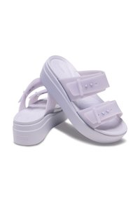 Lichtpaarse platform sandalen met dubbele verstelbare banden, gemaakt van zacht materiaal met een gemêleerd voetbed en een brede, gevoerde zool.