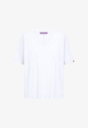 Witte T-shirt met korte mouwen en V-hals, met een paarse merkemmering aan de binnenkant van de kraag en een klein oranje label op de linkermouw.