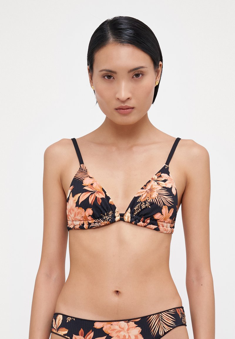 Soutien-gorge de bikini noir à motifs floraux, avec une forme triangulaire, des fines bretelles et des motifs de fleurs vives en pêches et oranges, avec un détail froncé au centre.