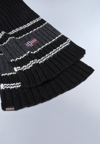 Sort og grå ribbet strikket tørklæde med hvide striber og et lille norsk flag-patch. Materialet ser tykt og blødt ud i tekstur.