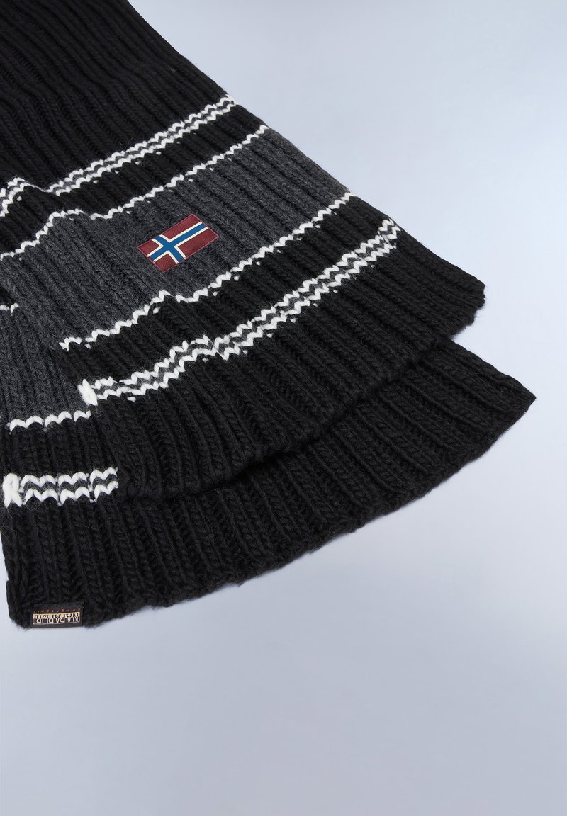 Scialle a coste nero e grigio con strisce bianche e una piccola toppa con la bandiera norvegese. Il materiale sembra spesso e morbido al tatto.