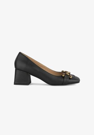 Schwarze Lederpumps mit Blockabsatz und runder Zehe, ausgestattet mit einem goldenen Akzent an der Vorderseite und einer glatten Textur.