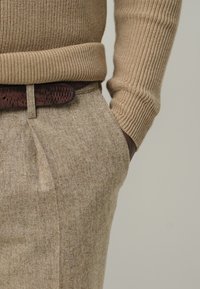PROFUOMO Chino - dark sand