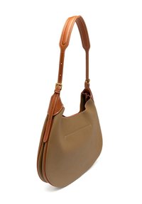 Borsa a spalla realizzata in pelle marrone testurizzata con una tracolla in pelle marrone liscia a contrasto. Presenta un design semplice e una tasca sul retro.