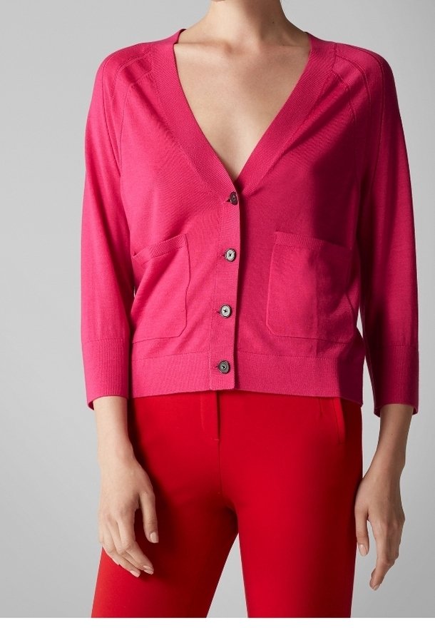 Fuchsia cardigan met een diepe V-hals, zes knopen en twee voorzakken. Lichtgewicht gebreide stof; met ribgebreide boorden en zoom.