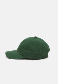 Zöld pamut baseballsapka ívelt csúccsal, hatszor paneles kialakítással, szellőzőlyukakkal és felső gombbal. Simább textúra, strukturált illeszkedés.