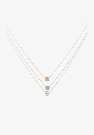 Trois colliers délicats en chaîne d'or avec de petits pendentifs ronds : or simple, incrusté de strass, et blanc avec un logo doré.