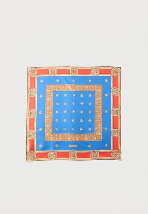 Sininen neliön muotoinen huivi, jossa on kullankeltaisia koristepisteitä, koristeellinen kulta- ja punainen reunus sekä "Versace"-merkki alaosassa keskellä.