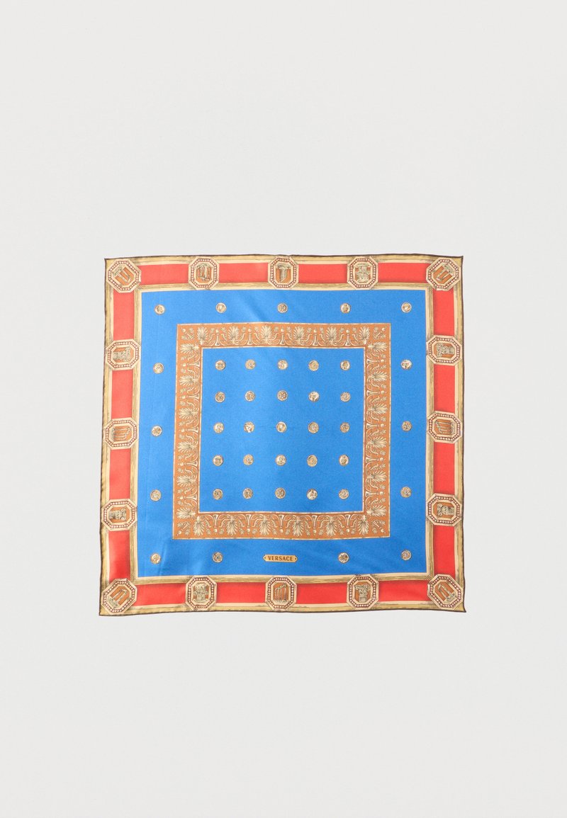 Μπλε τετράγωνο μαντήλι με χρυσές διακοσμητικές κουκκίδες, περίτεχνο χρυσό και κόκκινο περίγραμμα και ετικέτα "Versace" στο κάτω κέντρο.