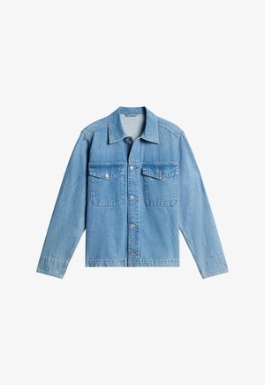 Giacca di denim azzurro chiaro con colletto, due tasche sul petto e chiusura con bottoni. Presenta maniche lunghe e una vestibilità comoda.
