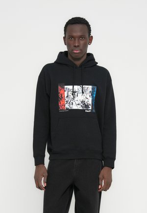 Czarna bluza z kapturem wykonana z bawełny, z przodem ozdobionym grafiką w czerwone, białe i niebieskie bloki kolorów oraz ilustracjami w stylu komiksowym. Posiada kieszeń kangurkę.