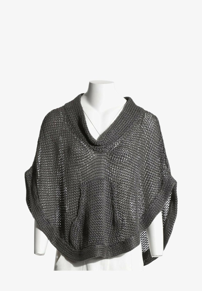 Poncho en maille ample gris foncé avec large col bénitier et manches courtes et larges, présenté sur un buste de mannequin blanc.