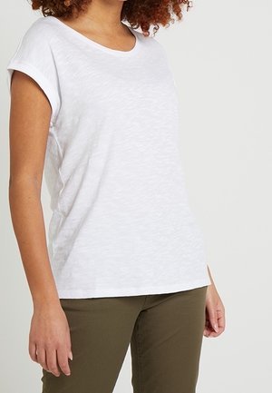 Weißes Kurzarm-T-Shirt aus weichem Material mit lockerer Passform und rundem Ausschnitt, kombiniert mit olivgrünen Hosen.