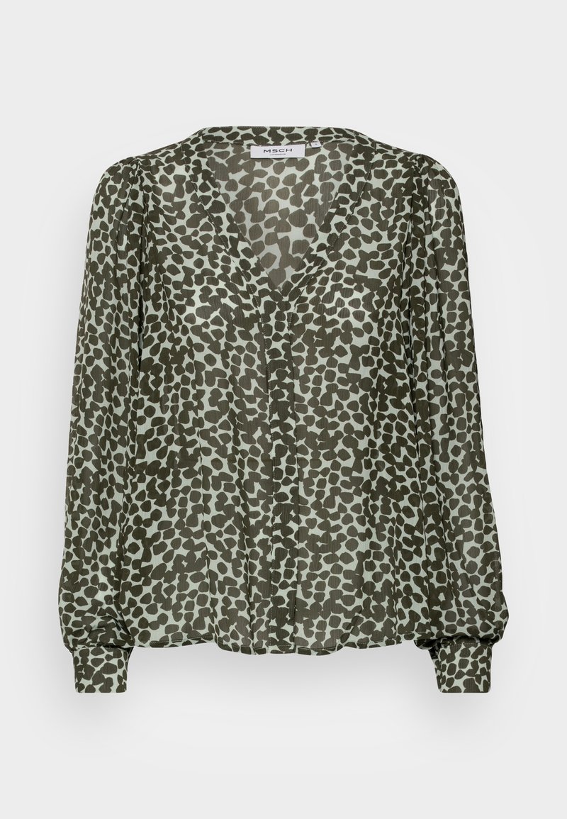 Blouse verte en tissu léger présentant un imprimé animalier noir et vert pâle, col en V, et manches longues avec poignets froncés.