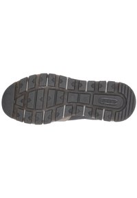 Podešev boty s drsným vzorem, v černé a šedé barvě, vyrobená z gumy, s drážkami a vyvýšenými akcenty pro lepší přilnavost.