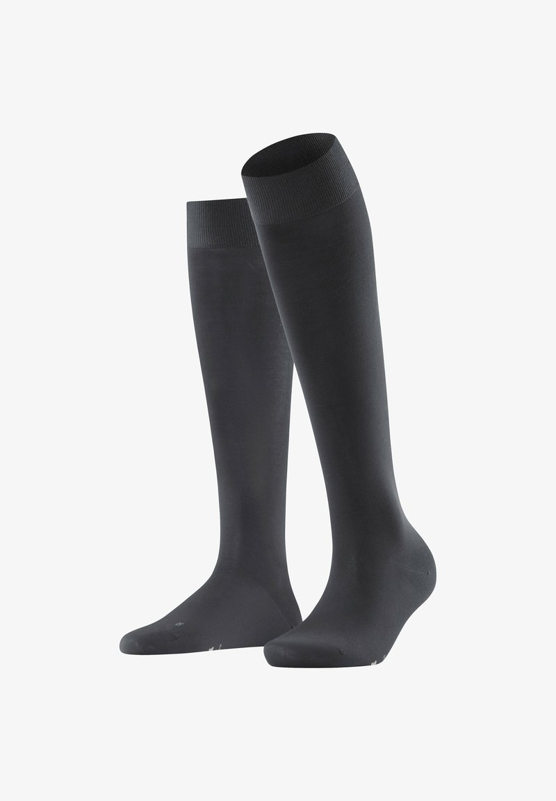 Calze nere fino al ginocchio realizzate in materiale liscio, con un bordo a coste nella parte superiore, dotate di un design della punta senza cuciture per il massimo comfort.