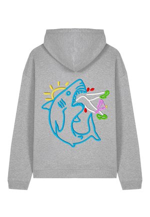Un hoodie gris avec un requin brodé vibrant en bleu, tenant des éléments floraux colorés, avec un soleil et des accents colorés dans le design.