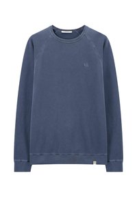 Sweatshirt bleu à manches longues, encolure ras du cou, avec un petit logo brodé sur la poitrine gauche et une étiquette en tissu en bas de l'ourlet.