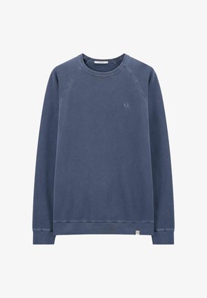 Blauwe lange mouwen sweatshirt met ronde hals en een klein geborduurd logo op de linkerborst en een stoffen label aan de onderzoom.