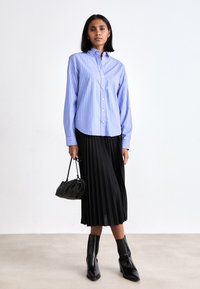 GANT STRIPED - Košilová halenka  - hellblau/weiß