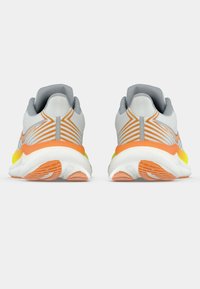 Szare buty sportowe z pomarańczowymi, żółtymi i białymi akcentami. Charakteryzują się opływowym kształtem, teksturowaną cholewką i wsparciem w okolicy pięty.