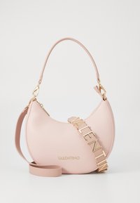 Sac à main en cuir rose avec une silhouette incurvée, quincaillerie dorée et une bandoulière amovible portant le nom de la marque "VALENTINO" en grandes lettres.