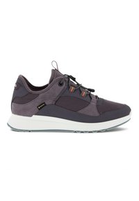 Scarpa sportiva grigia e viola caratterizzata da un mix di materiali in suede e mesh, una suola testurizzata, un sistema di allacciatura elastico e dettagli arancioni.