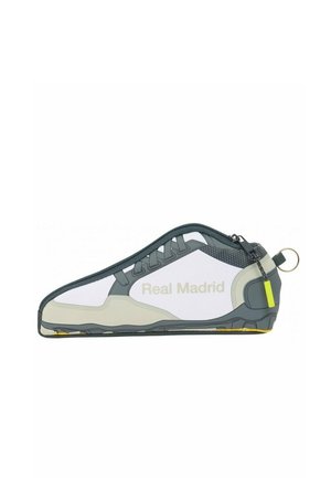 Etui w kształcie buta z zamkiem błyskawicznym, w kolorach szaro-białych, tekst "Real Madrid" po boku oraz mały brelok przypięty blisko zamka.