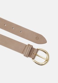 Ceinture en cuir beige avec une texture lisse, dotée d'une boucle en métal de couleur dorée et de cinq trous d'ajustement. Design simple, sans motifs.