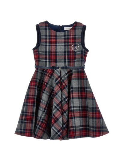 Robe sans manches à carreaux bleu marine, gris et rouge avec corsage ajusté, jupe évasée, bordure bleu marine, petite ceinture bleu marine et blason blanc brodé sur la poitrine.