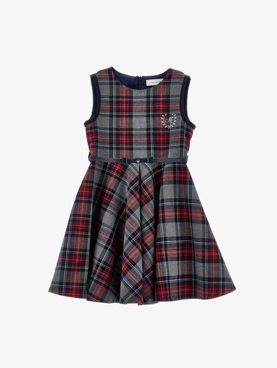 Robe sans manches à carreaux bleu marine, gris et rouge avec corsage ajusté, jupe évasée, bordure bleu marine, petite ceinture bleu marine et blason blanc brodé sur la poitrine.