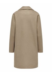 Abrigo de lana beige con una silueta recta, cuello ancho y mangas largas, con una textura suave y sin cierres visibles.