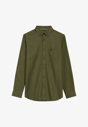 Oliwkowa, długosleeve koszula zapinana na guziki, wykonana z fakturowanej tkaniny. Posiada kieszeń na piersi z małym logo oraz tradycyjny krój kołnierzyka.