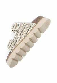 Geweven beige en bruine sandalen in meerdere kleuren met twee verstelbare gespen, een gegolfd zoolontwerp en een kurken accent.