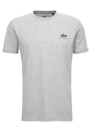 Lysegrå T-shirt med korte ærmer og rund halsudskæring med lille sort Alpha Industries-logo på venstre bryst.