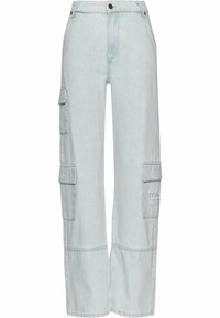Pantalones cargo de denim azul claro con un ajuste relajado, que presentan múltiples bolsillos laterales y un detalle de logo bordado. Material de algodón duradero.