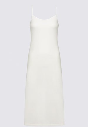 Robe nuisette blanche avec des fines bretelles réglables, un décolleté droit et un tissu lisse et soyeux avec un léger éclat.