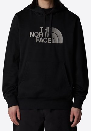 Czarna bluza z kapturem z dużym srebrnym logo. Posiada przednią kieszeń kangurka, kaptur ze sznurkiem oraz ściągacze przy mankietach i na dole. Miękka w dotyku tkanina.